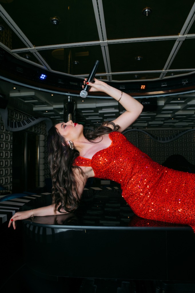 Lana Domeney - Sydney wedding & party band vocalist at the piano